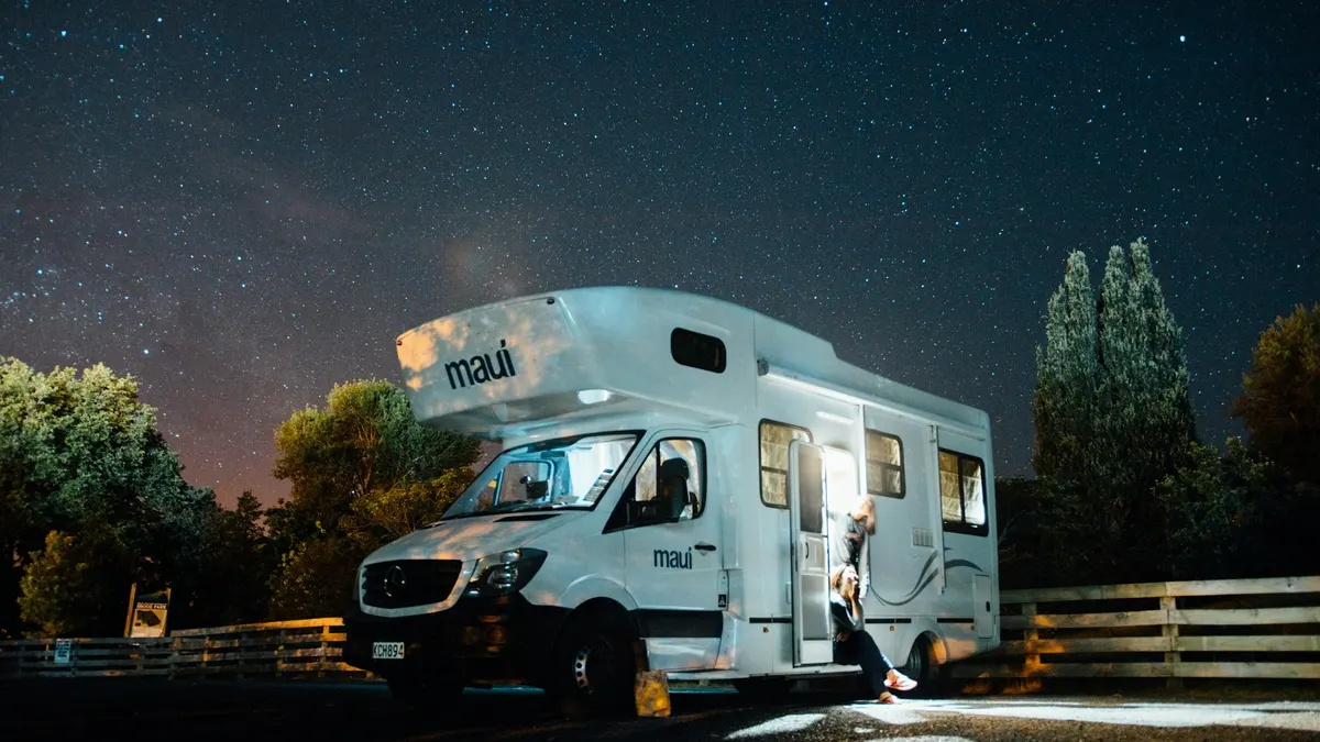 Wohnmobil nachts unter einem Sternenhimmel geparkt